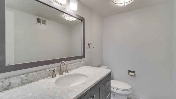 IZDAJE SE DVOSOBAN STAN U ROGERS PARK-U, CHICAGO, IL