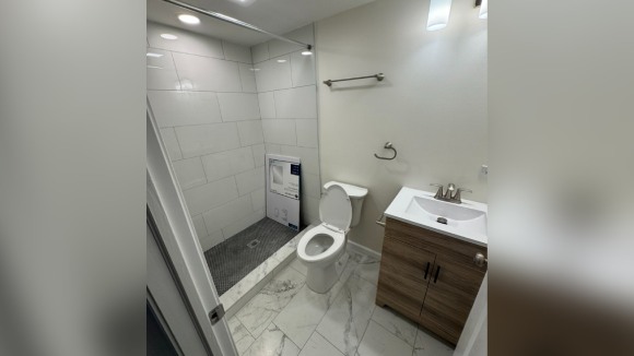 IZDAJE SE KUCA SA 4 SPAVACE SOBE I 2 KUPATILA U WARRENVILLE-U, IL