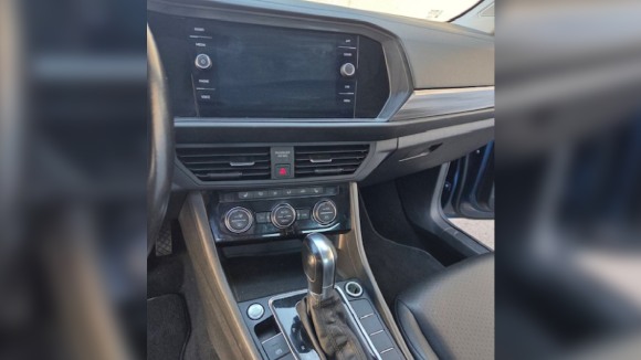 PRODAJEM AUTOMOBIL MARKE VOLKSWAGEN JETTA SEL 2019