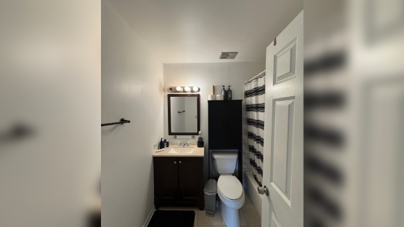 Izdaje se townhouse sa ogradjenim dvoristem u Downers Grove-u, IL i soba u Countryside-u, IL