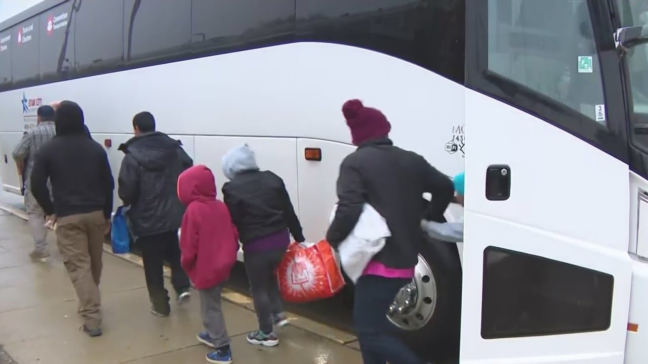 Autobusi sa migrantima stigli u zapadno predgrađe Aurora, migrantska kriza ne pokazuje znake usporavanja (VIDEO)