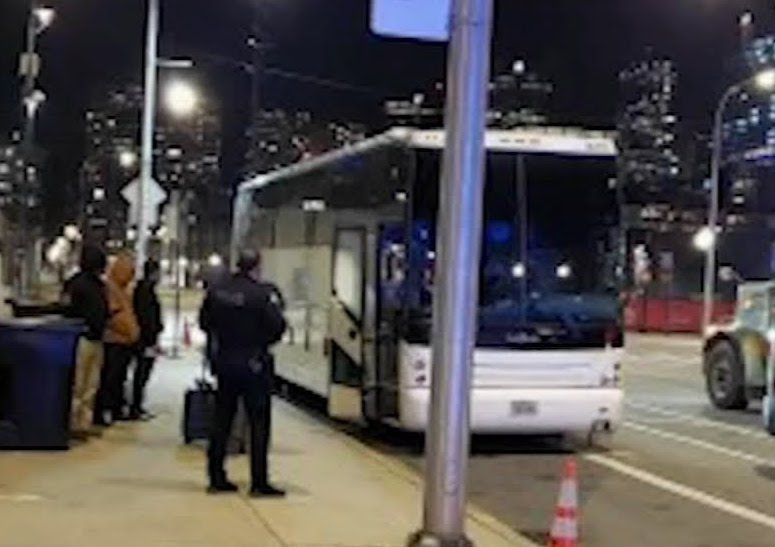 Predgrađa Čikaga donose nove zakone zbog autobusa sa migrantima (VIDEO)