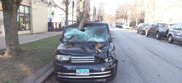 Jak vetar u Čikagu oštetio automobile (VIDEO)