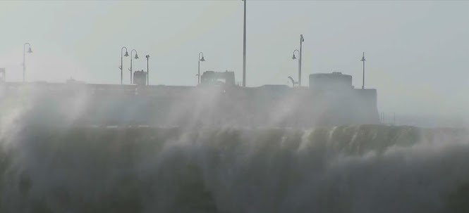 Ogromni talasi oštetili kuće i uzrokovali povrede duž obale Kalifornije (VIDEO)