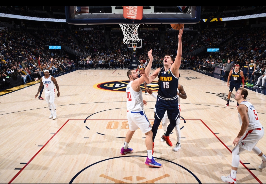 Jokić upisao novi tripl-dabl, šampioni poraženi od Klipersa (VIDEO)