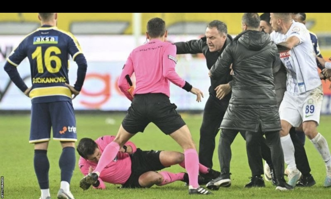 Sva fudbalska takmičenja u Turskoj suspendovana zbog napada na sudiju (VIDEO)