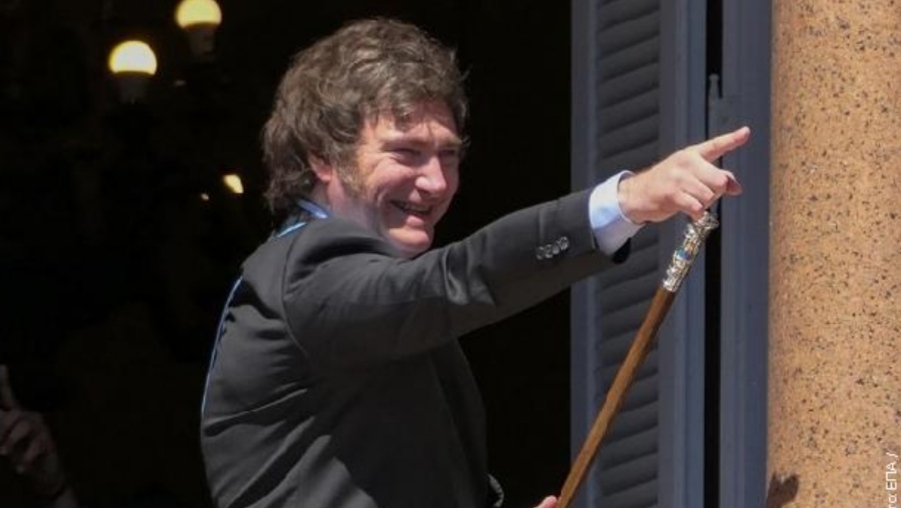 Milei započeo šok terapiju, argentinski pezos devalvirao u odnosu na američki dolar