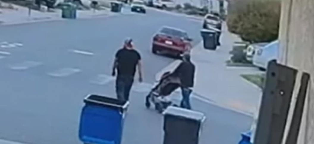 Čovek šetao sa bebom u kolicima, a onda dobio žestok udarac, završili na putu i on i dete (VIDEO)