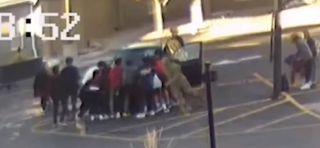 Majka sa decom se zaglavila ispod auta koji je prešao preko njih: Svi pričaju o načinu na koji su spaseni (VIDEO)