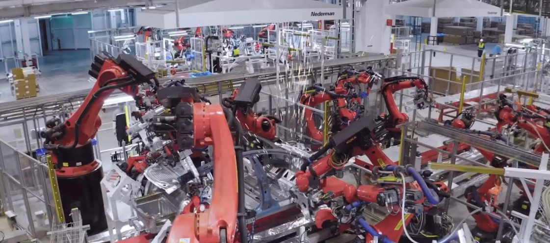 Inženjera u kompaniji Tesla napao robot: Jedva se spasao sa povredama leđa i ramena
