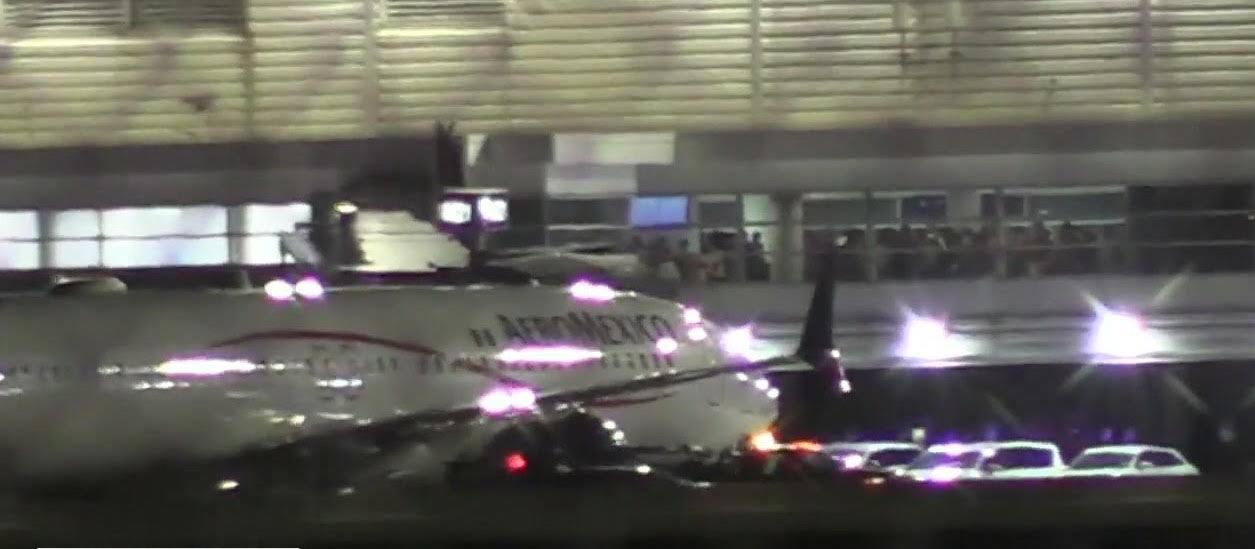 Kolica za prtljag udarila u motor aviona na aerodromu O'Hare: Putnici evakuisani (VIDEO)