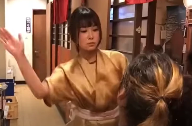 Bizarna usluga u japanskom restoranu: Umesto predjela, mušterije dobiju par šamara (VIDEO)