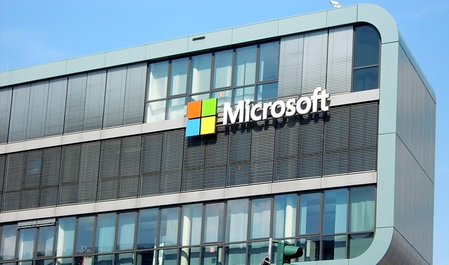 Microsoft pod lupom regulatora jer je umešao prste u OpenAI