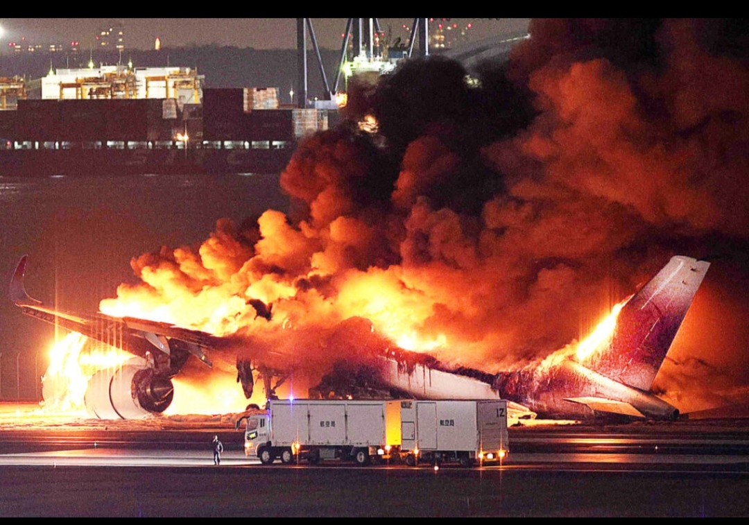 Za 90 sekundi evakuisano 400 putnika iz japanskog aviona u plamenu (VIDEO)
