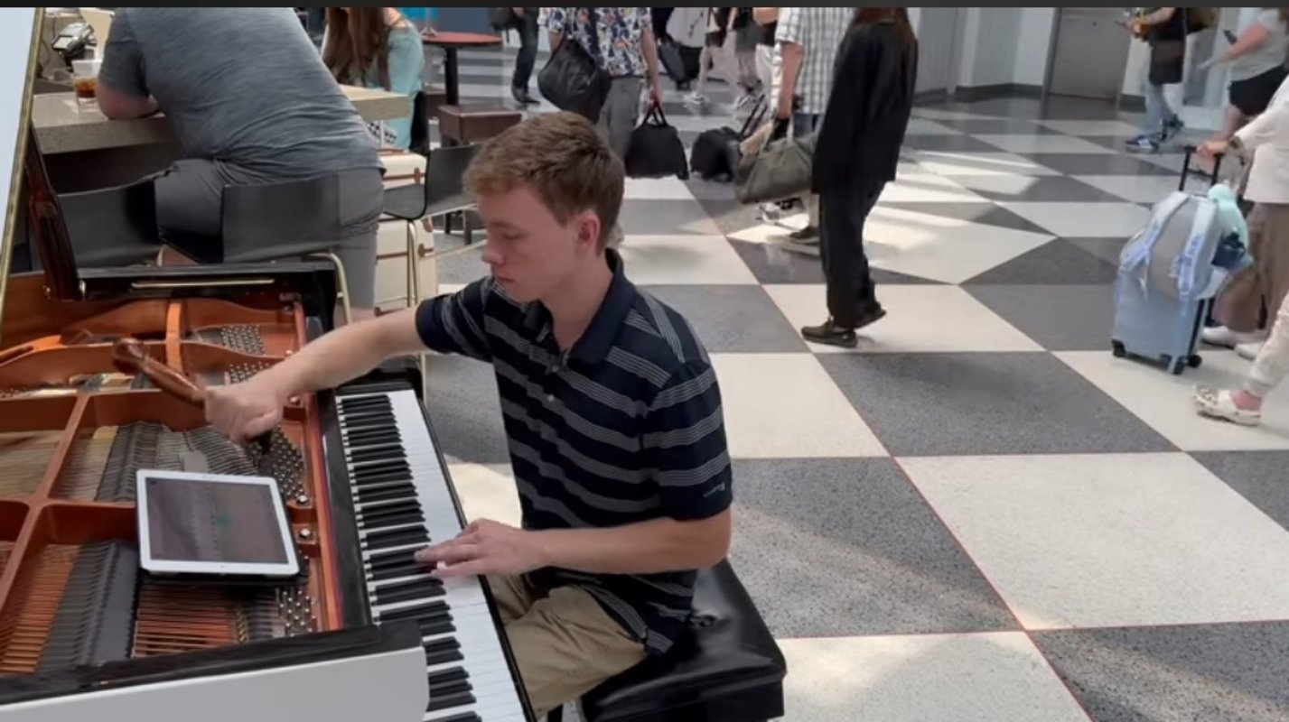 "Piano doctor" oživeo klavir na aerodromu O'Hare tokom osmočasovne pauze