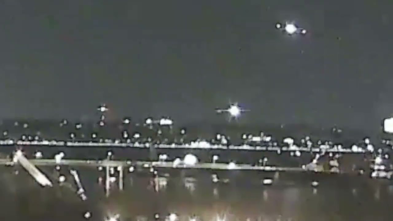 Sudar putničkog aviona i vojnog helikoptera u Vašingtonu, više od 30 tela izvučeno iz reke (VIDEO)