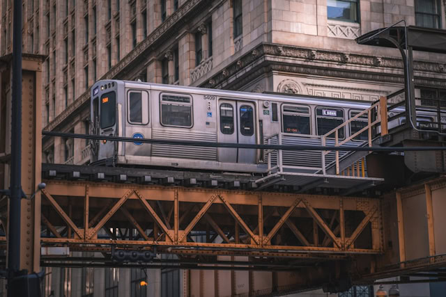 Biciklista nastradao pod vozom CTA Pink Line