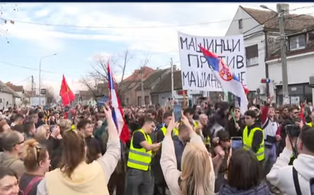 Studenti u blokadi, koji peške idu do Novog Sada, stigli u Inđiju, policija obezbeđuje trasu šetnje