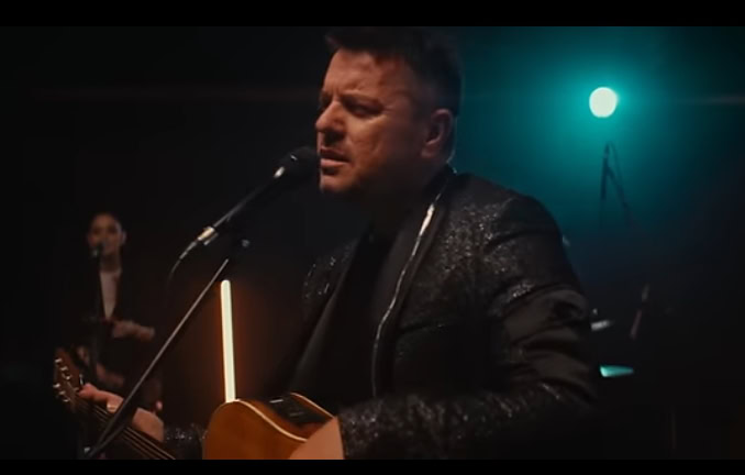 Boris Režak publici poklonio pesmu “Ljubi me” (VIDEO)