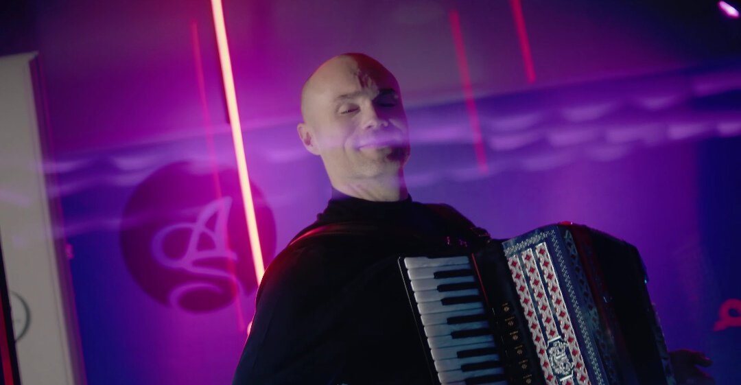 Mladi pevači oživeli stari megahit, a iza svega se krije Aleksandar Sofronijević