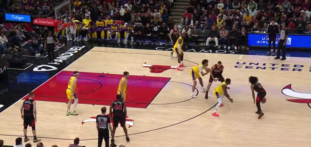 Kakva ludnica u Čikagu! Dončić i Lebron u šoku, Gidi trojkom u poslednjoj sekundi sa pola terena srušio Lejkerse