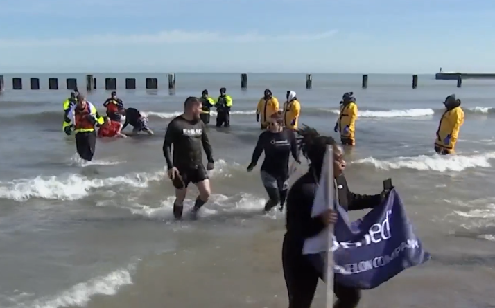 Hiljade učesnika skočilo u ledeni Mičigen na Polar Plunge Čikago