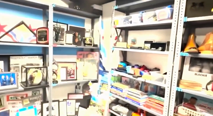 Čikago otvara kontroverznu „sobu sa poklonima“ za javnost