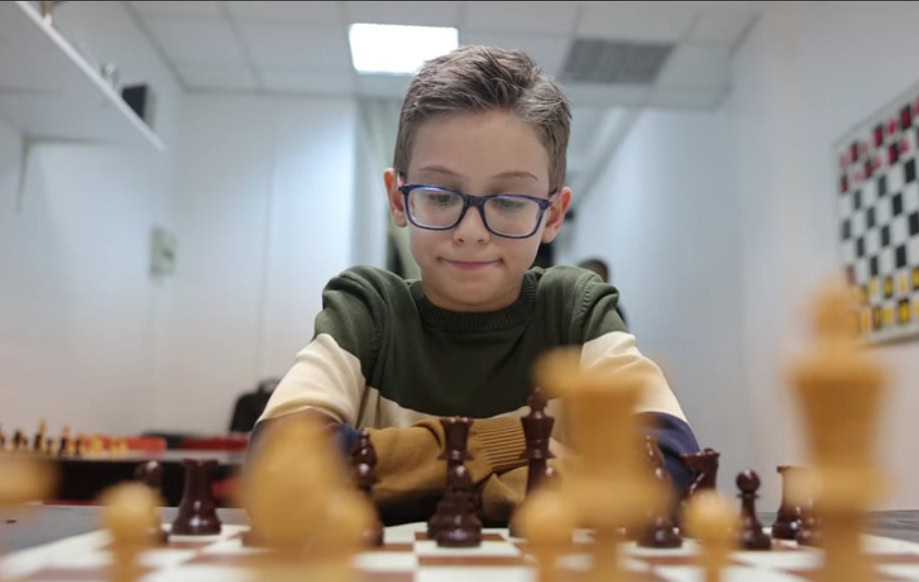Uroš Perunović, dečak iz Niša, osvojio zlatnu medalju na Prvenstvu Evrope u brzopoteznom šahu