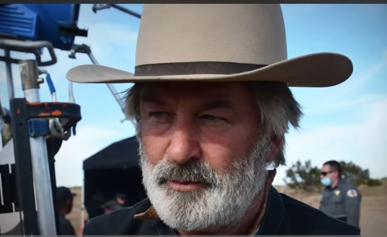 Izašao trejler: Ovo je film tokom čijeg snimanja je Baldwin ubio kamermanku (VIDEO)