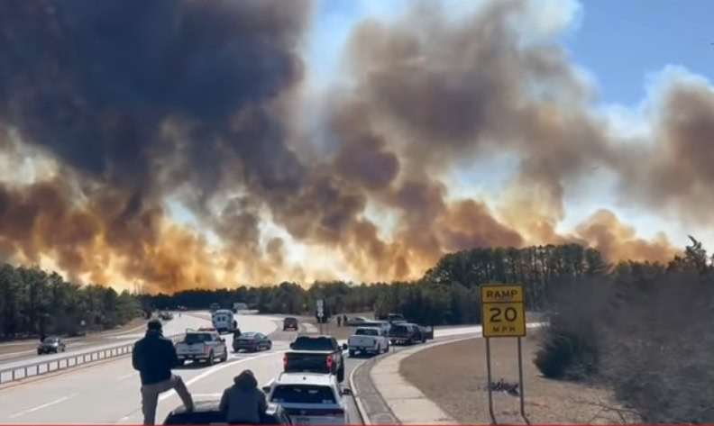 Gori Long Island – Proglašeno vanredno stanje, zatvoreni putevi (VIDEO)