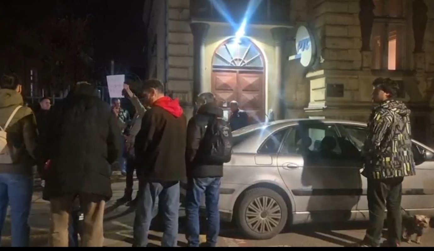 Novinari javno gledali Dnevnik ispred dopisništva RTS-a u Nišu, negodovali na Vučićevo izvinjenje