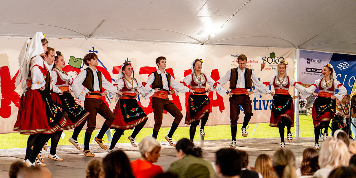 Veliki festival srpskog folklora u Čikagu – „Folklorijada 2025“ okuplja više od 3.000 učesnika iz Amerike i Kanade