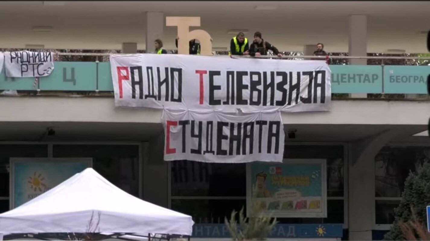 Grupa studenata u blokadi i građana i dalje blokira RTS