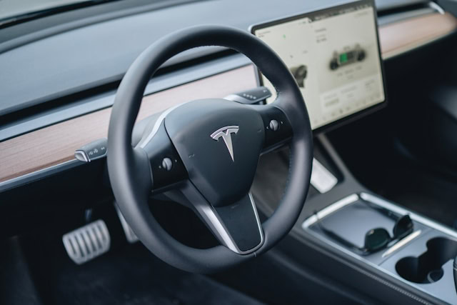 Tesla se suočava s tužbom zbog navodne prevare sa kilometražom