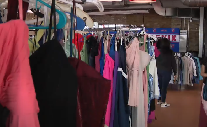 Besplatno za maturu: Čikaški srednjoškolci dobili svečane odevne kombinacije na “Prom Fit” događaju