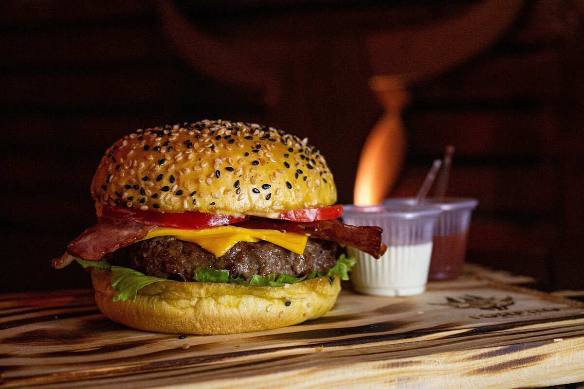 Radnici brze hrane u SAD moraju da rade skoro sat vremena da bi priuštili obrok koji pripremaju