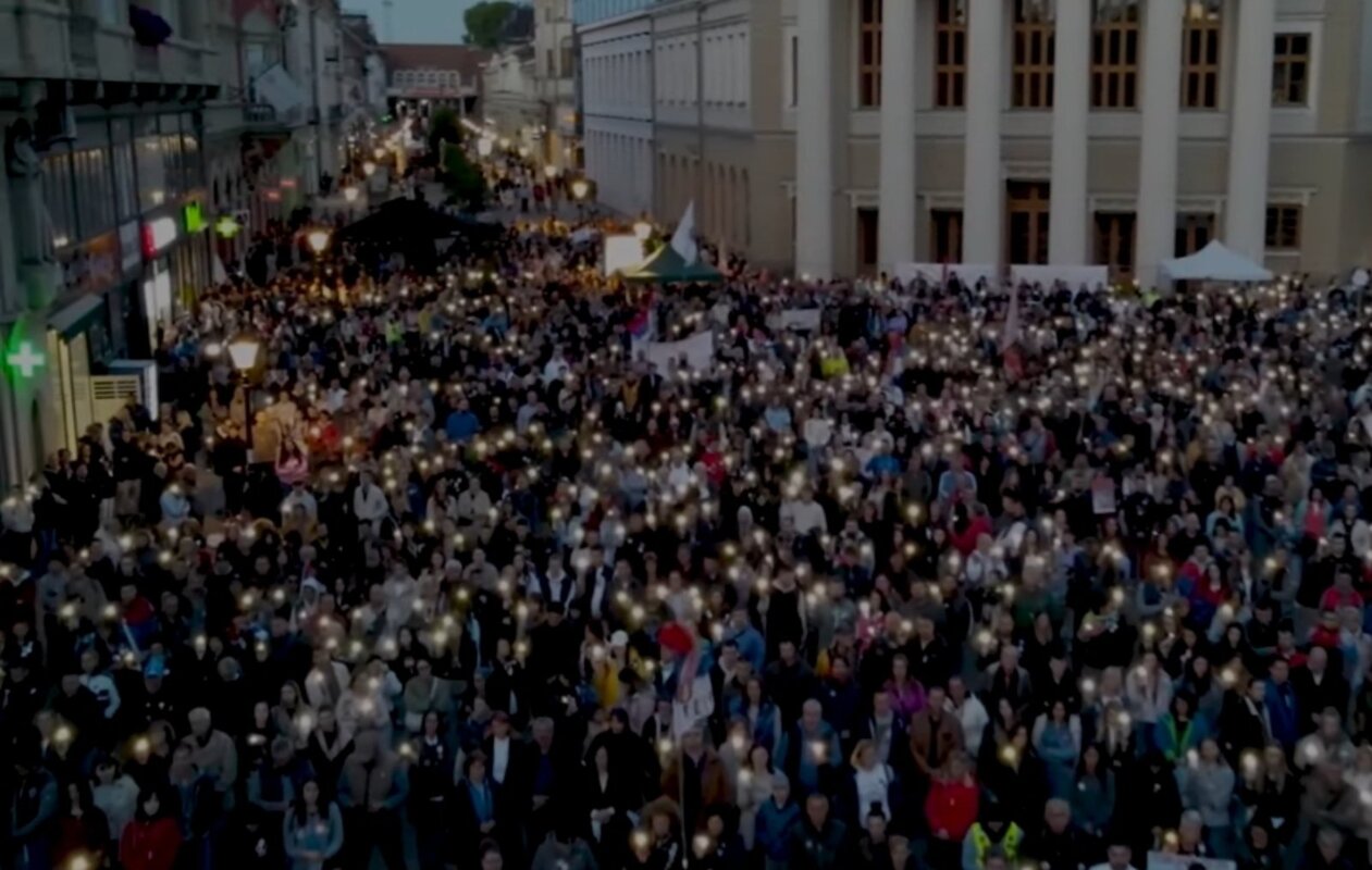 Srednjoškolci protestuju ispred Ministarstva prosvete zbog produžetka školske godine