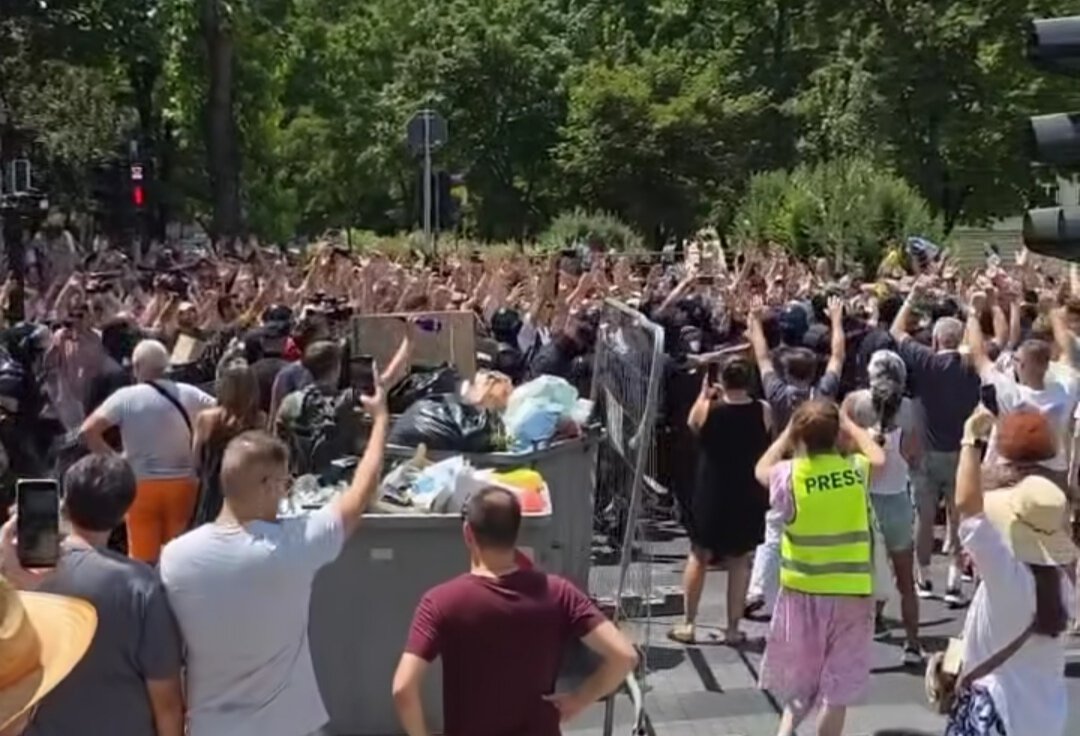 Nastavak blokada širom Srbije: Maskirana policija hapsi i tuče u Beogradu, krenula sa razbijanjem blokada