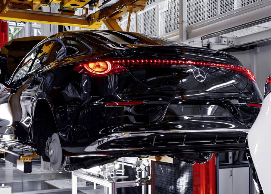 Mercedes otkriva fabriku budućnosti: Novi CLA se farba uz pomoć veštačke inteligencije