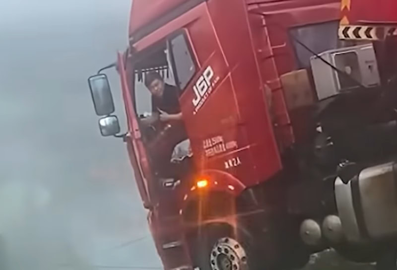 Vozač kamiona ostao da visi iznad provalije od 100 metara – spašen zahvaljujući sopstvenoj prikolici