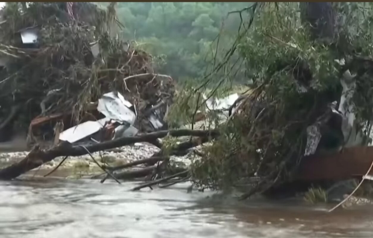 Raste broj stradalih u poplavama u Teksasu: Poginulo najmanje 110, traga se za još više od 160 osoba