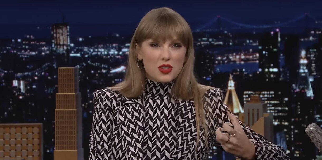 Verili se Taylor Swift i Travis Kelce: Pevačica objavila fotografije romantične prosidbe