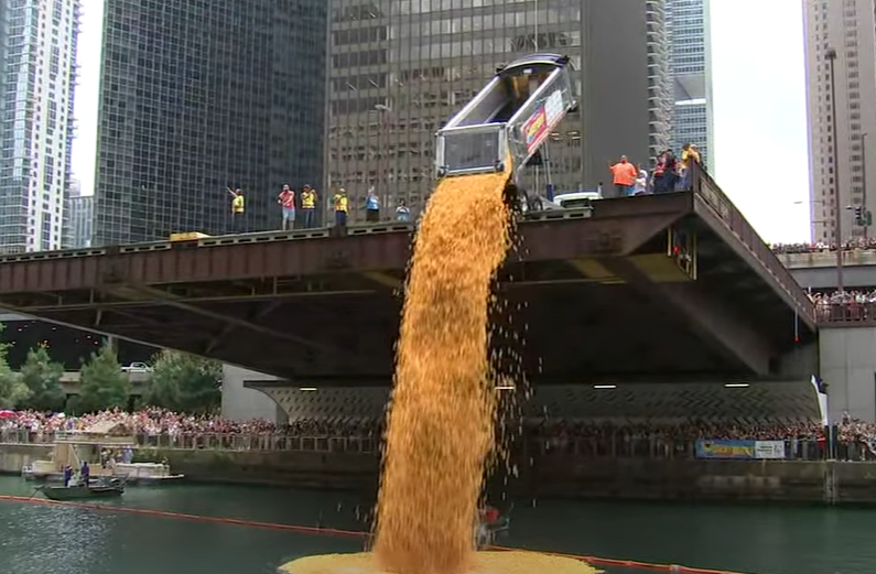 Spektakl na Čikaškoj reci: “Ducky Derby” skupio skoro $600.000 za Special Olympics Illinois