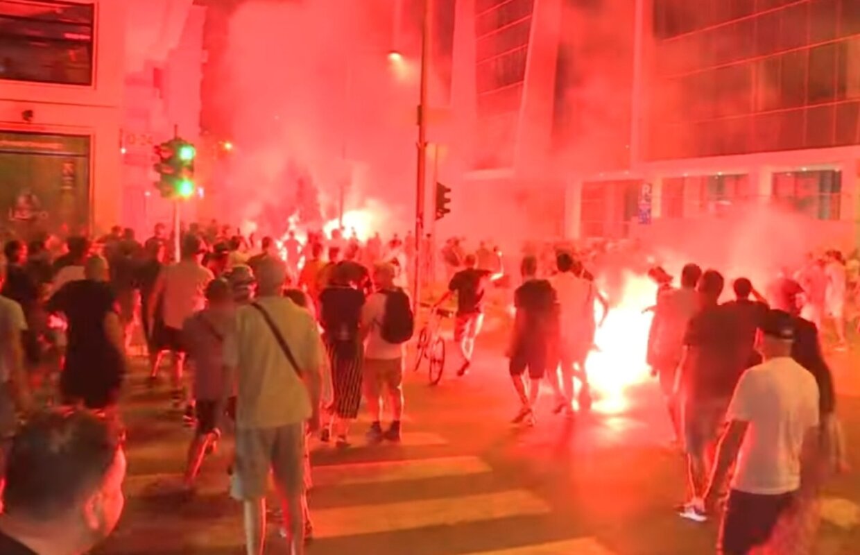 Protesti  u više gradova Srbije: Demolirane prostorije SNS-a u Novom Sadu, incident i u centru Beograda