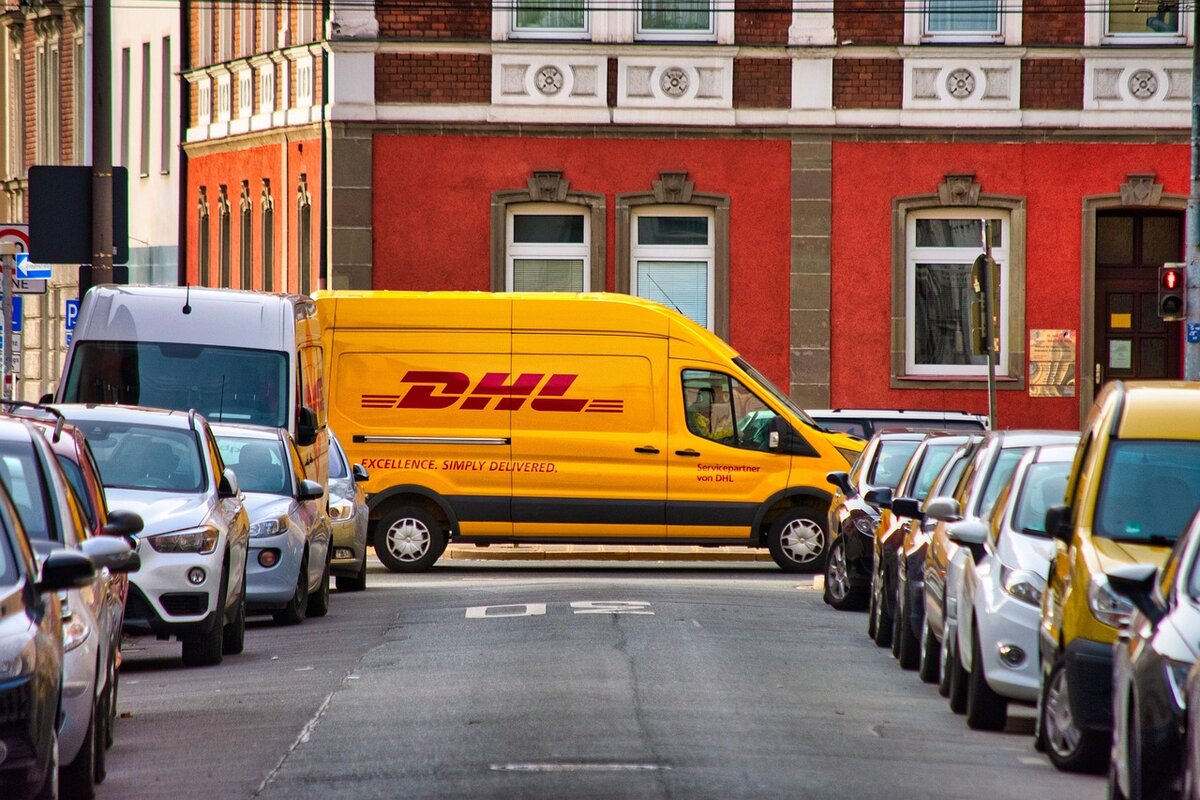 DHL privremeno obustavlja isporuke paketa u SAD zbog novih carinskih pravila