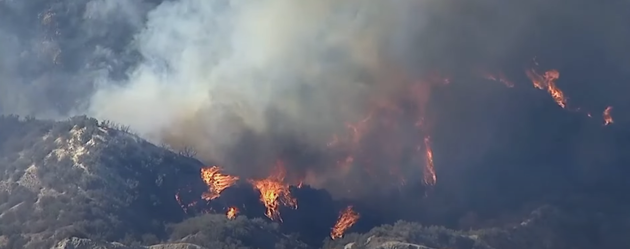 Vatrogasci uspeli da zaustave širenje požara kod Los Anđelesa, evakuisano više hiljada ljudi