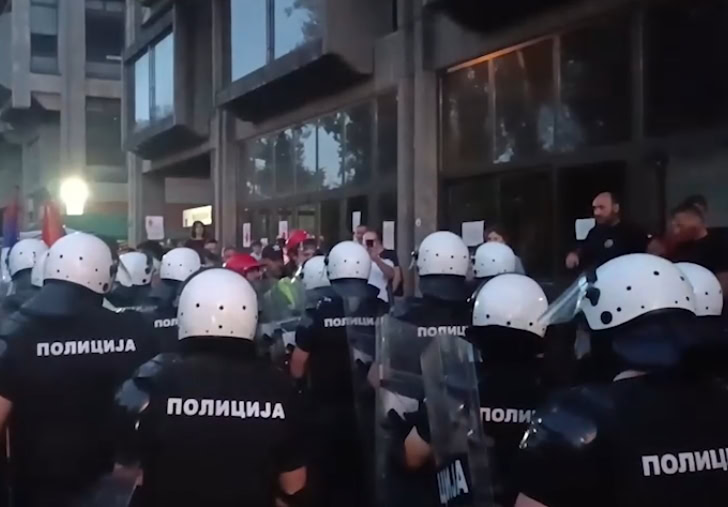 Guranje demonstranata i policije ispred Filozofskog fakulteta u Novom Sadu