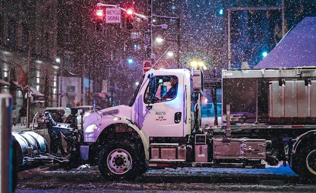IDOT traži vozače kamiona za čišćenje snega: Plata i do $6,000 mesečno, evo kako da se prijavite