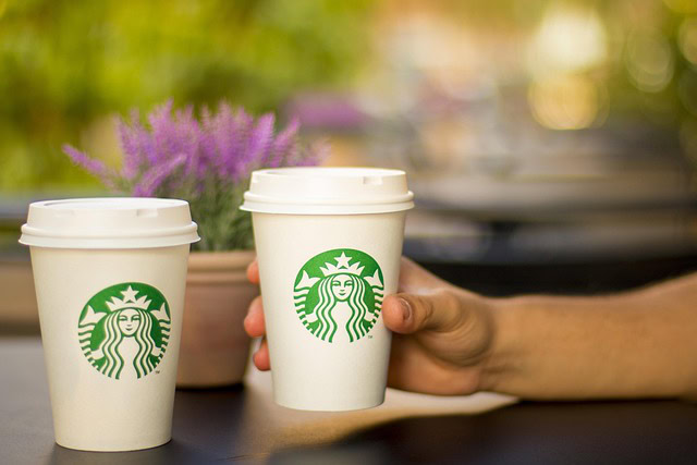 Starbucks zatvara stotine lokala – poznate lokacije širom SAD, uključujući i Čikago, stavljaju katance