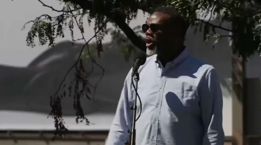 Brandon Johnson na protestu „Workers over Billionaires“ poručio: “Nema federalnih trupa u Čikagu!”